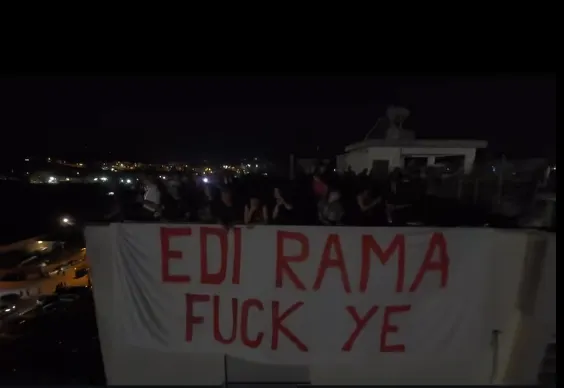 Banderola e shpalosur nga tarraca e një pallati me shrkimin 'EDI RAMA FUCK YE'