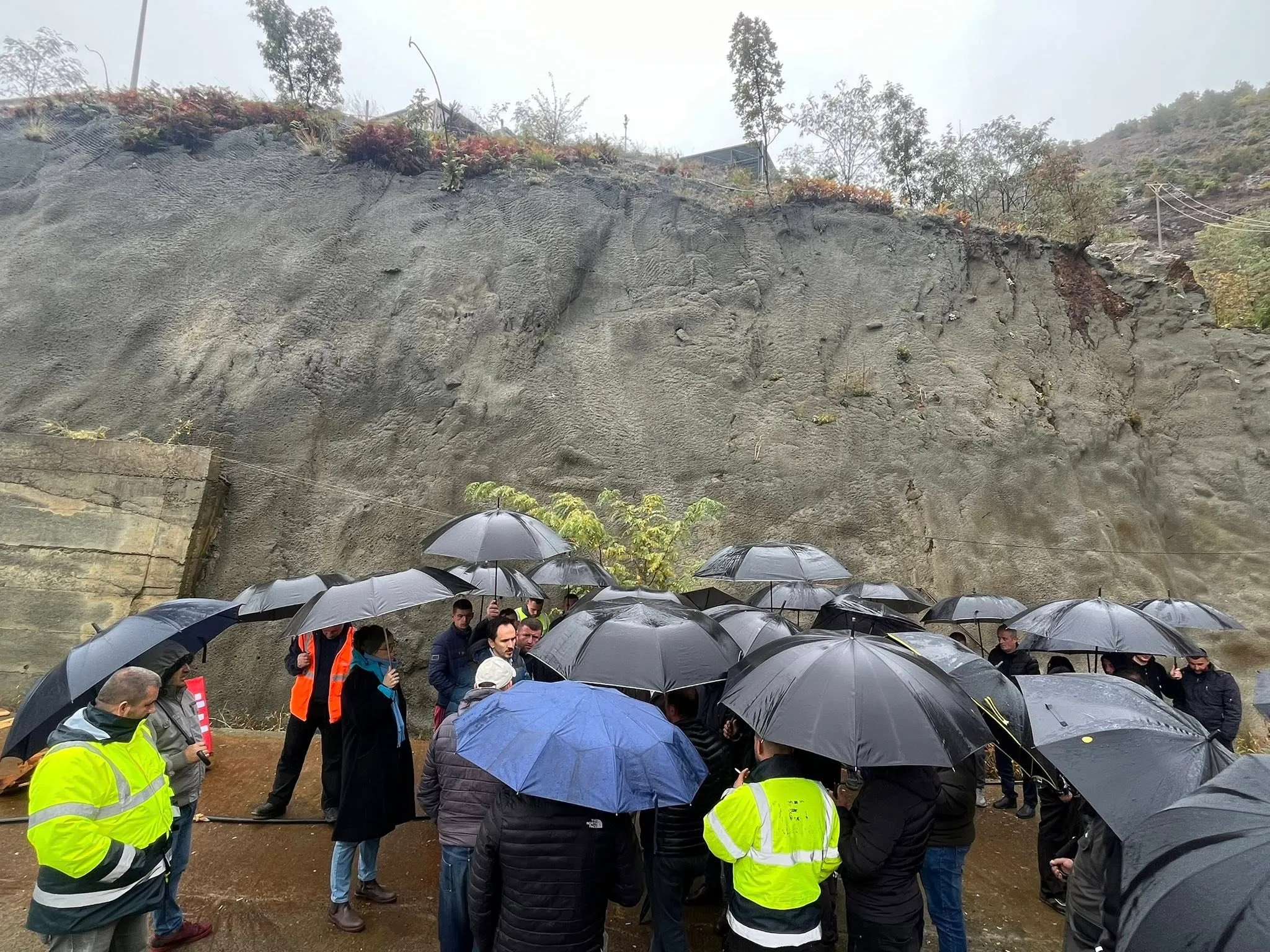 Pamje nga protesta e minatorëve dhe vizita e deputetit Redi Muçi