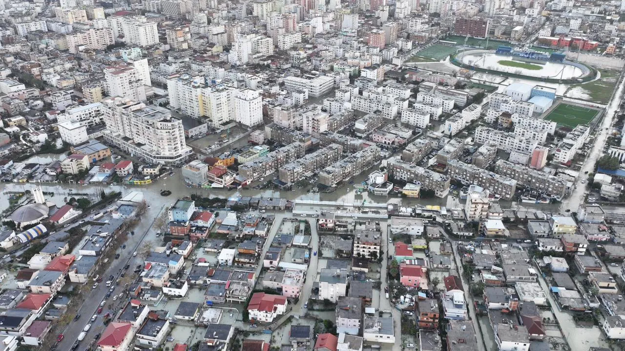 Qyteti i Durrësit i përmbytur, pamje nga lart.