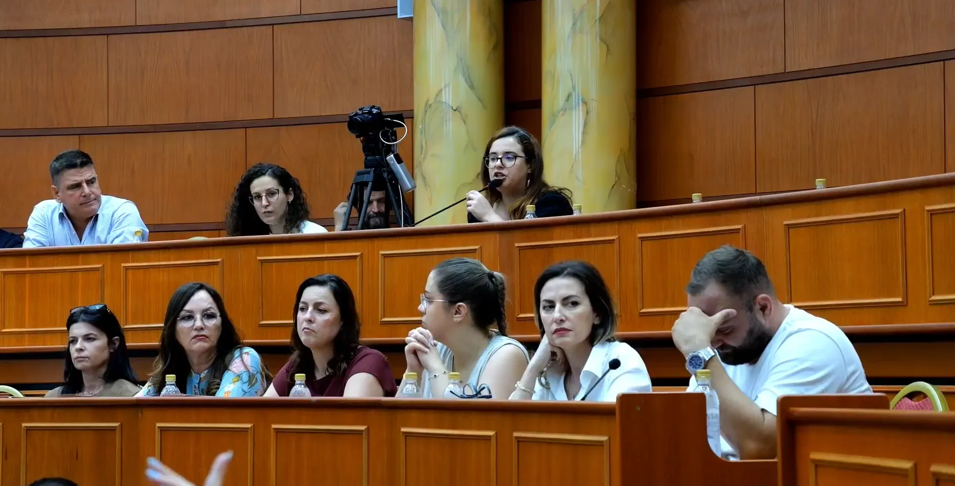 Banderola e shpalosur nga tarraca e një pallati me shrkimin 'EDI RAMA FUCK YE'