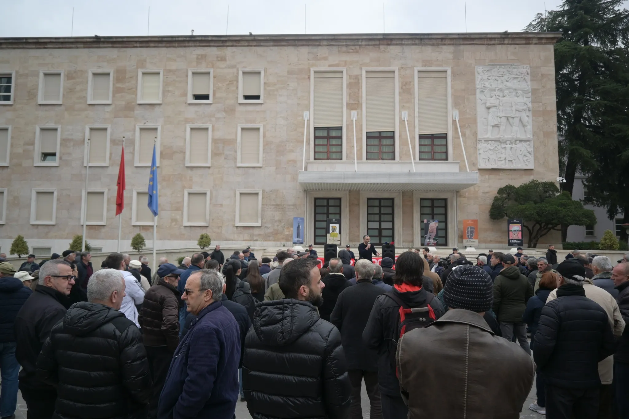 Pamje nga protesta e tetë para kryeministrisë për pensione dinjitoze dhe minimum jetik.