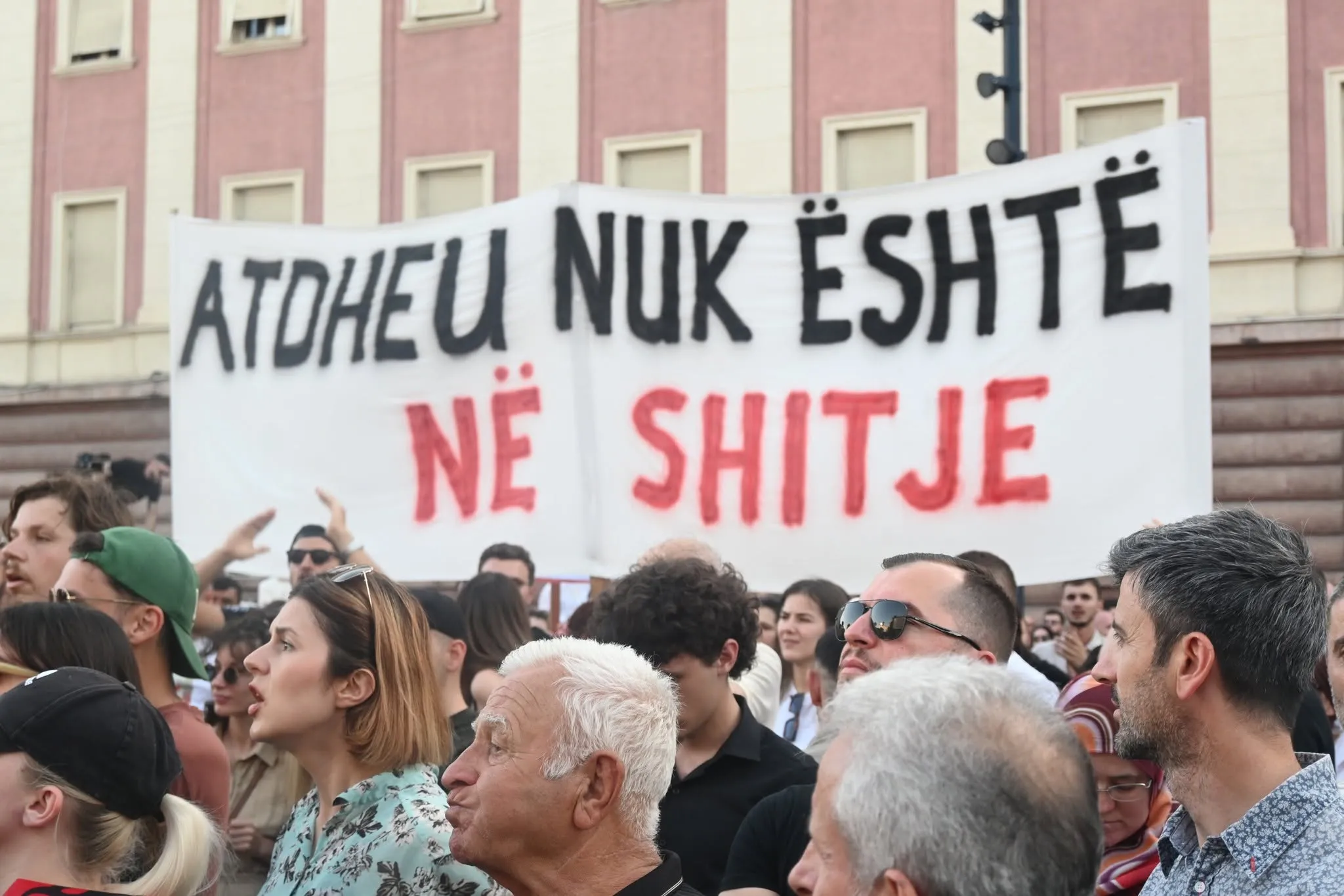 Banderolë me mbishkrimin 'ATHDEU NUK ËSHTË NË SHITJË'