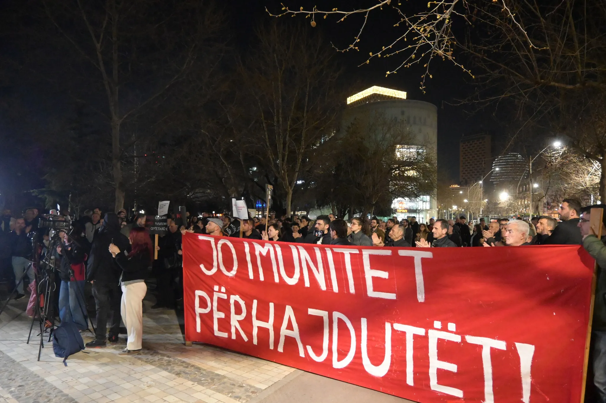 Gjatë protestës para parlamentit. Banderolë me shkrimin: 'Jo imunitet për hajdutët!
