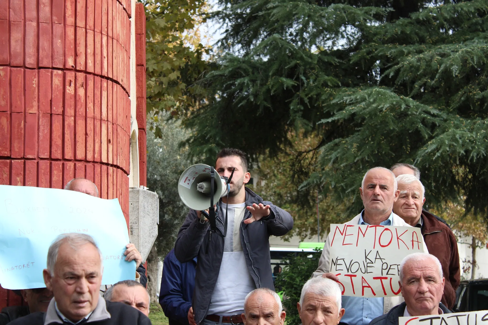 Emiljando Kita duke folur me megafon ne protesten e minatoreve prane parlamentit