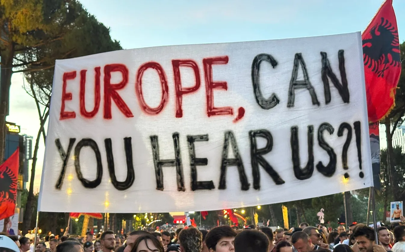 Banderola e shpalosur nga tarraca e një pallati me shrkimin 'EDI RAMA FUCK YE'