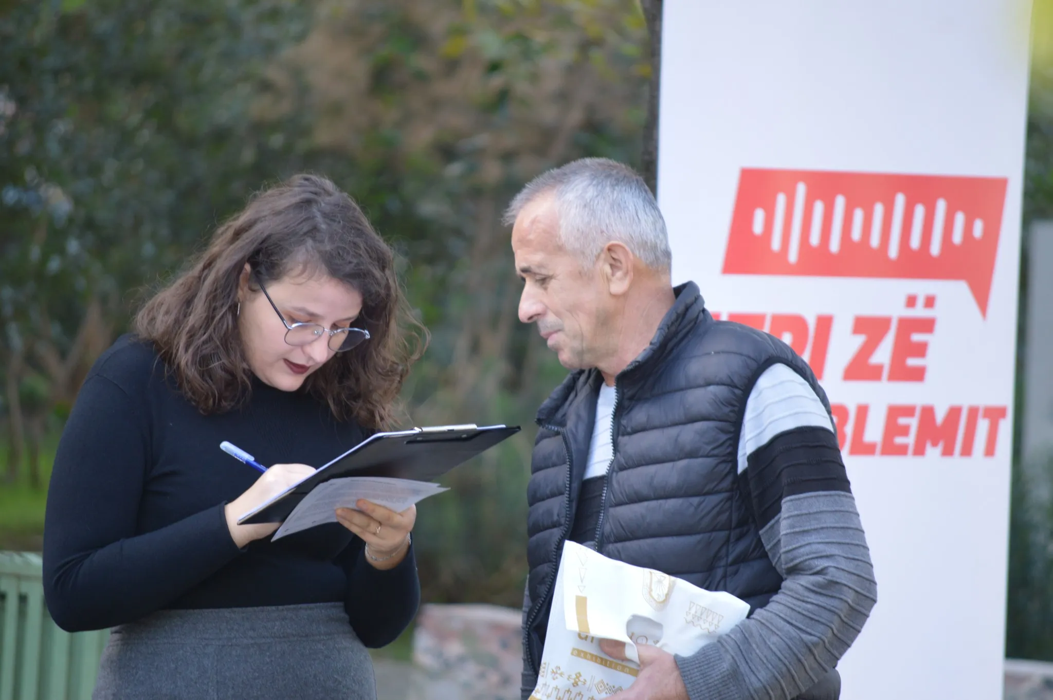 Ariela Zeneli duke plotesuar pyetesorin e Jepi Ze Problemit, me nje qytetar te Tiranes