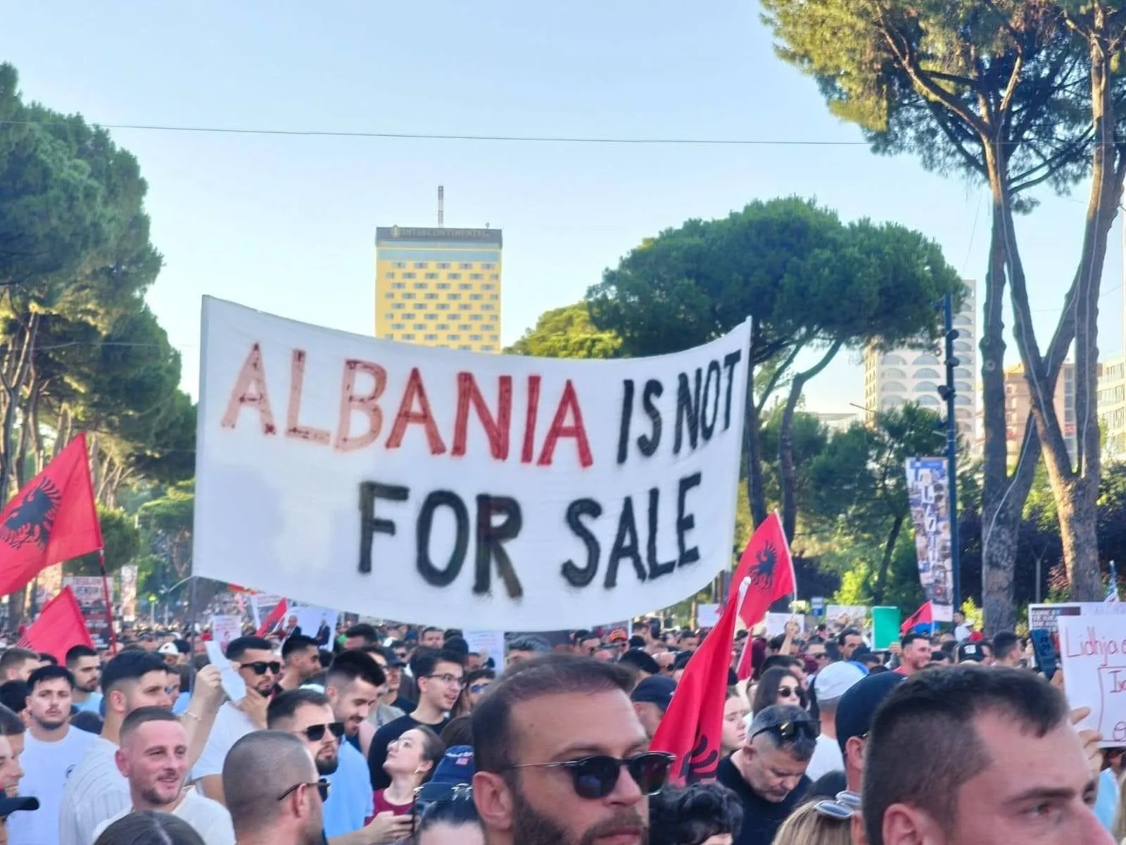ALBANIA IS NOT FOR SALE - banderolë nga protestat e Revolucionit të Flamingove