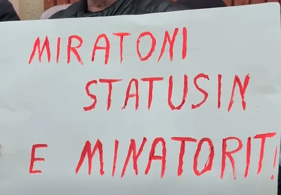 Pankartë nga protesta e minatorëve para kuvendit me shkrimin 'Miratoni Statusin e Minatorit'