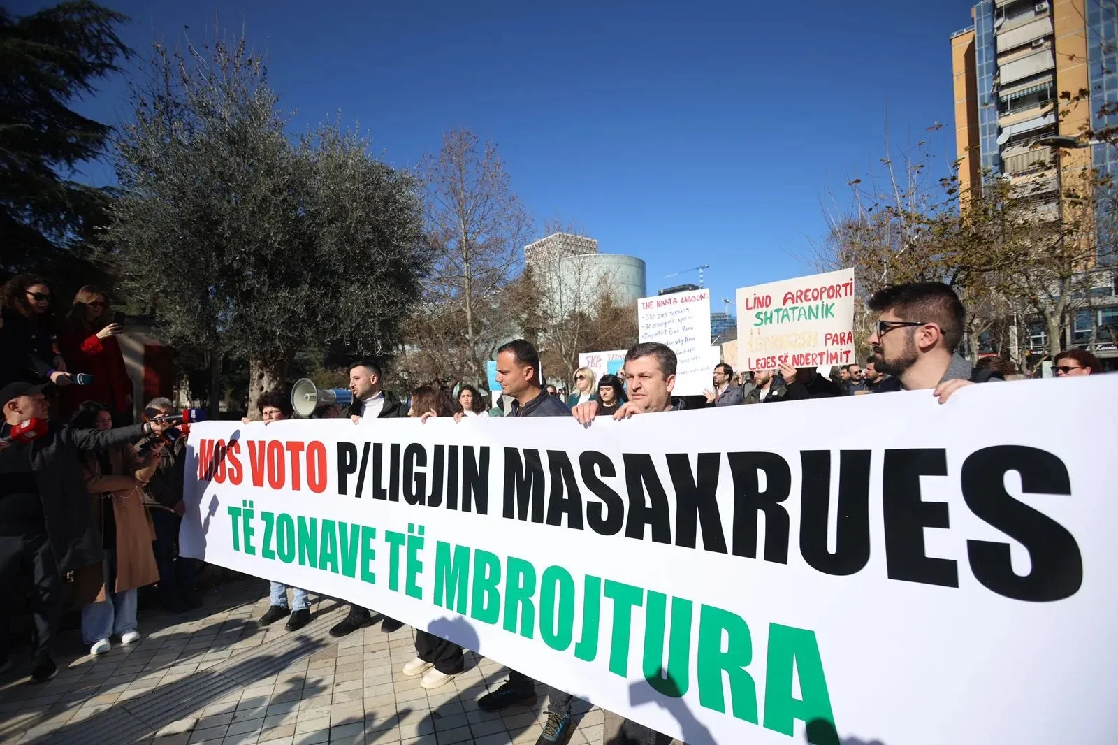 Protestues me nje baner qe shkruan 'Mos voto Projektligjin masakrues te zonave te mbrojtura'
