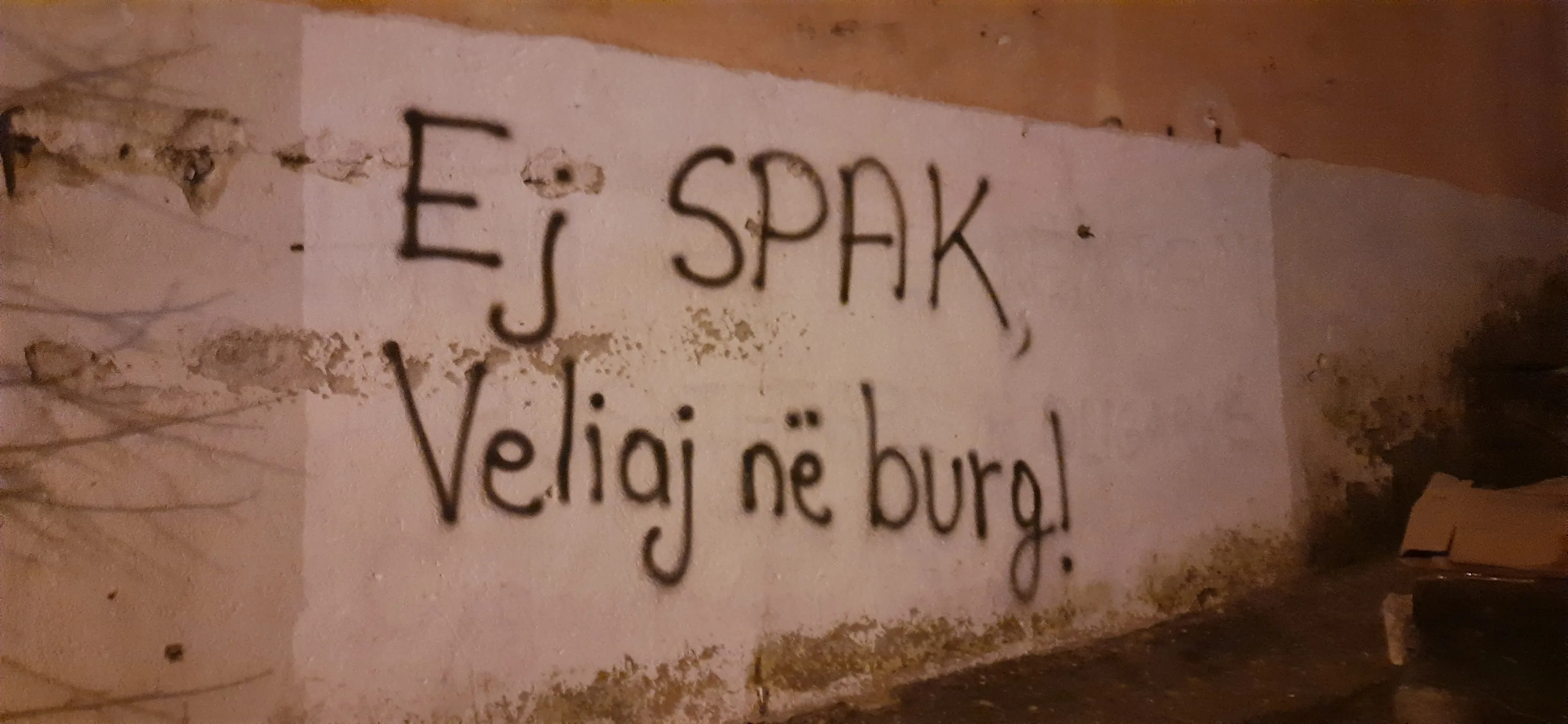 Grafiti qe shkruan: Ej Spak, Veliaj ne Burg