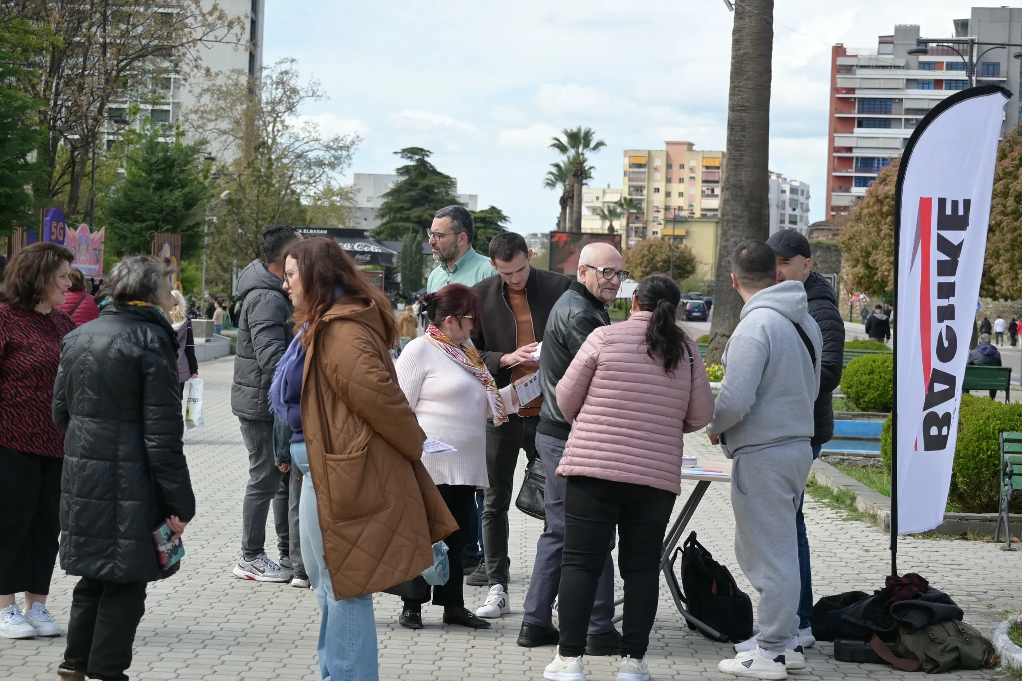 Aktivistë të Lëvizjes BASHKË në Durrës duke biseduar me qytetarët