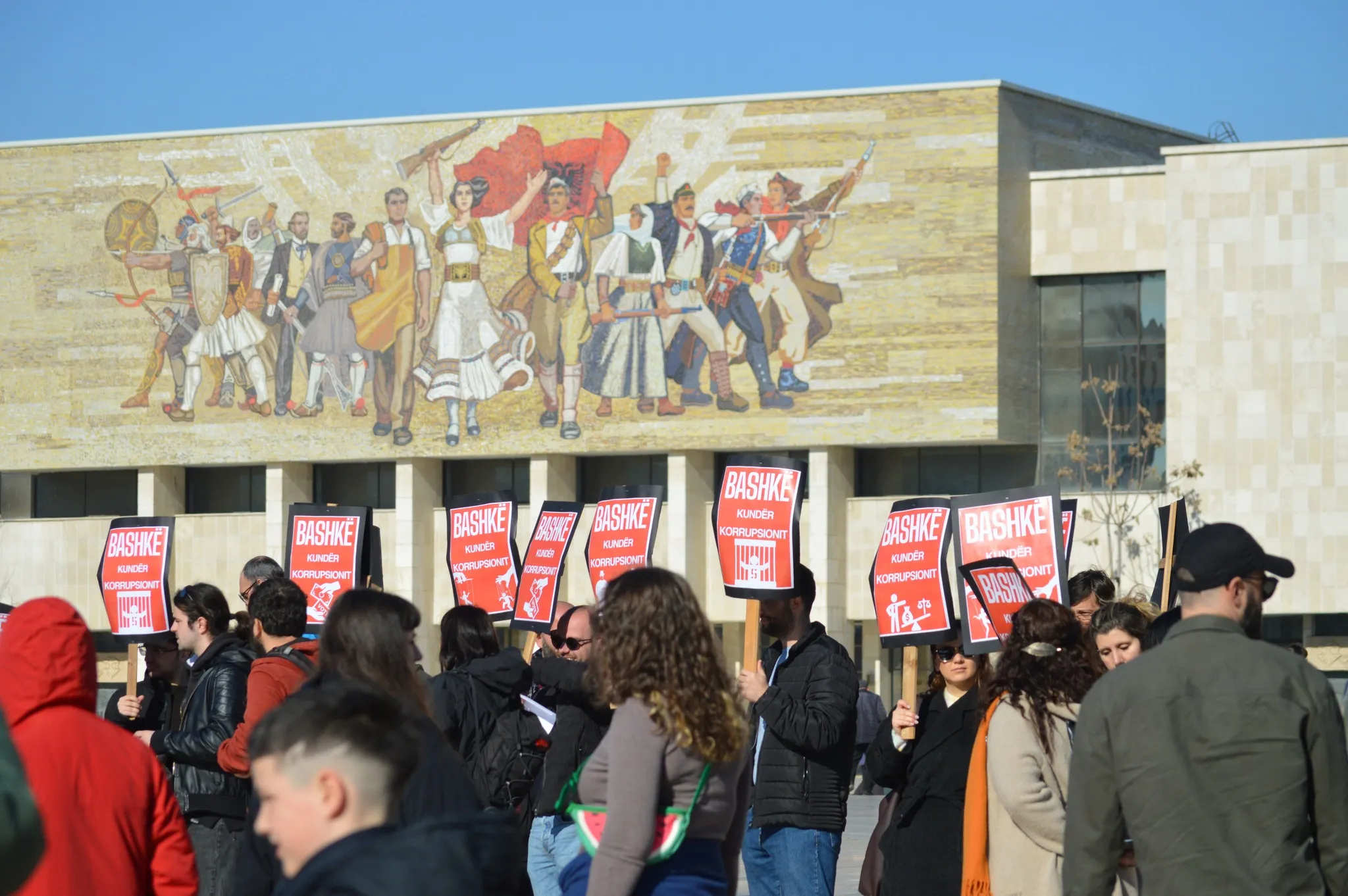 Protestues ne sheshin Skenderbej me pamje nga Muzeu Kombetar, te cilet mbajne pankarta ne duar