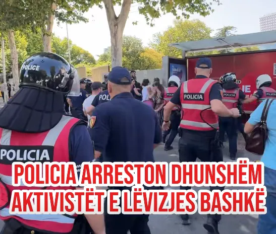 Banderola e shpalosur nga tarraca e një pallati me shrkimin 'EDI RAMA FUCK YE'