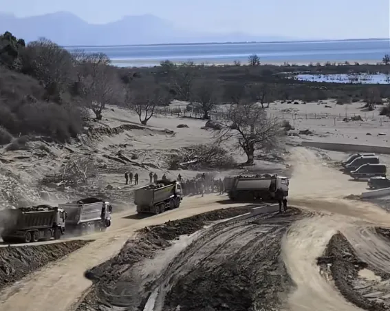 Pankartë nga protesta e minatorëve para kuvendit me shkrimin 'Miratoni Statusin e Minatorit'