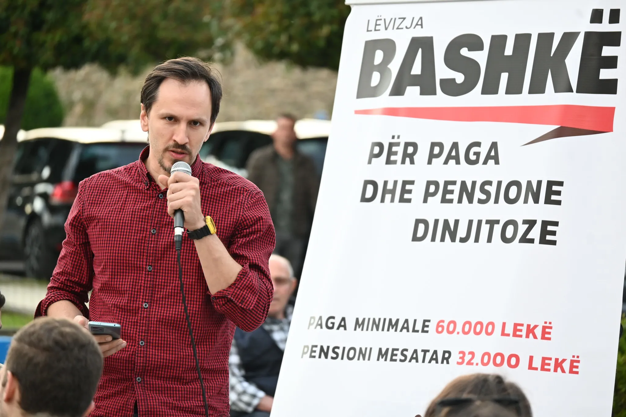 Aktivisti Redi Muçi duke folur gjatë tubimit në Elbasan