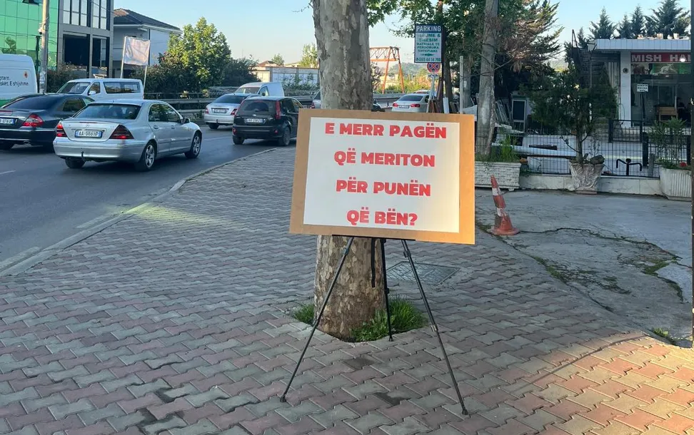 Pankartë me mbishkrimin: 'E merr pagën që meriton për punën që bën?'