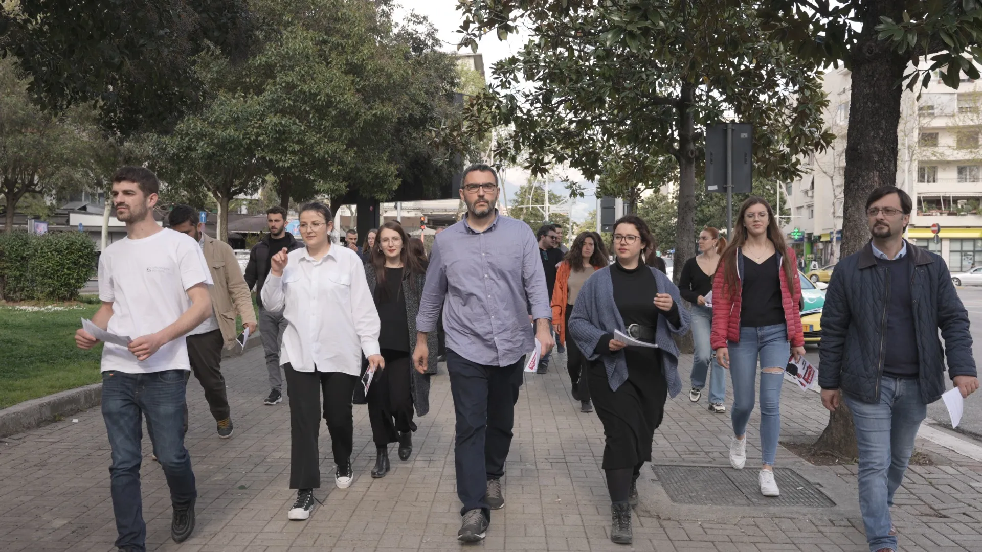 Aktiviste te Levizjes Bashke duke ecur prane 9-katsheve