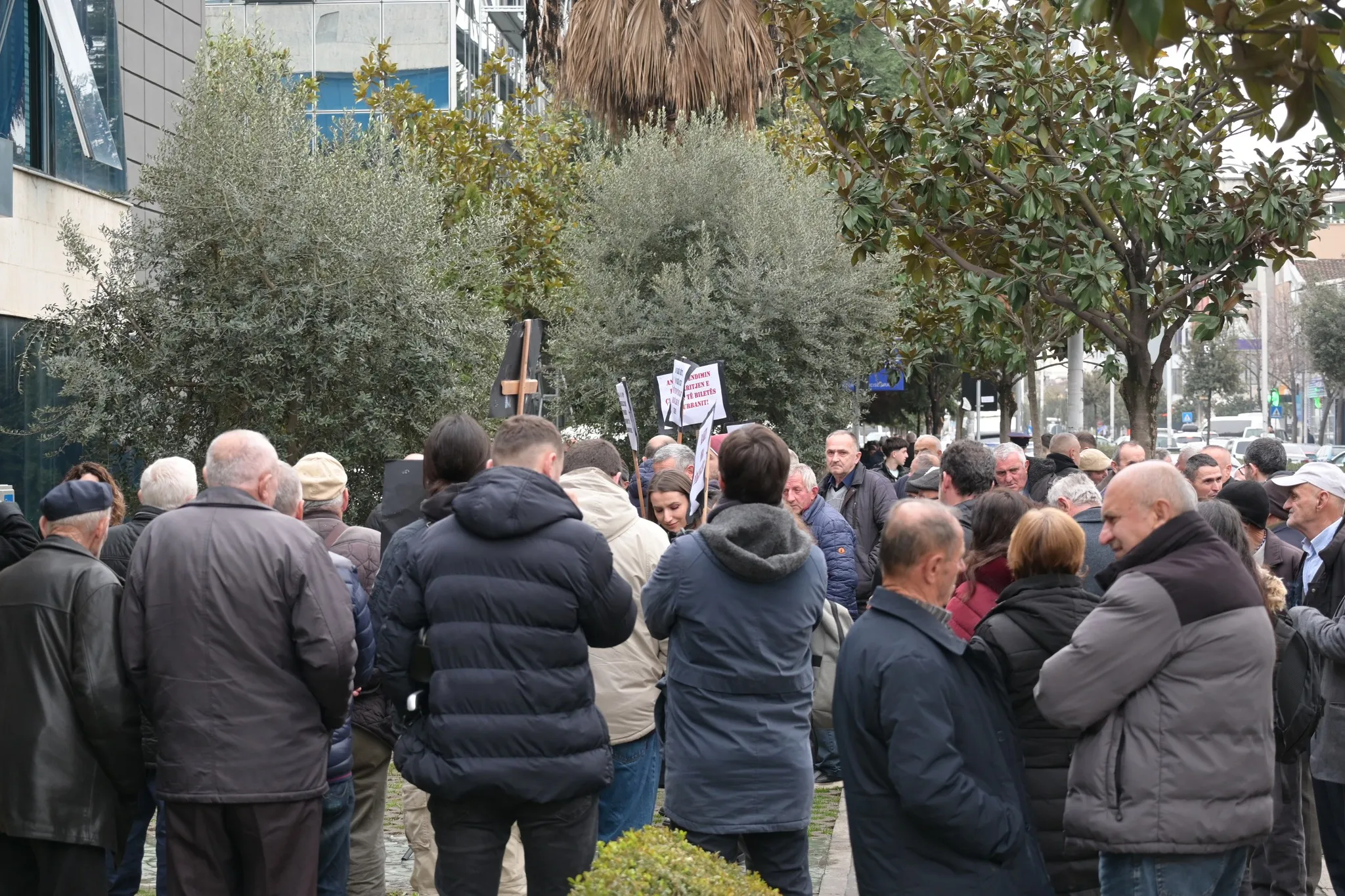 Protesta e Lëvizjes BASHKË para Bashkisë Kamëz për uljen e çmimit të biletës së urbanit