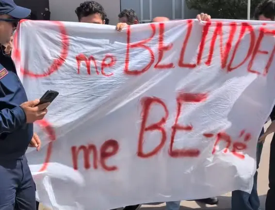 Aktivistët e LB shpalosin banderolën me shkrim 'O me Belindën, o me BE-në' gjatë aksionit para Pallatit të Kongreseve