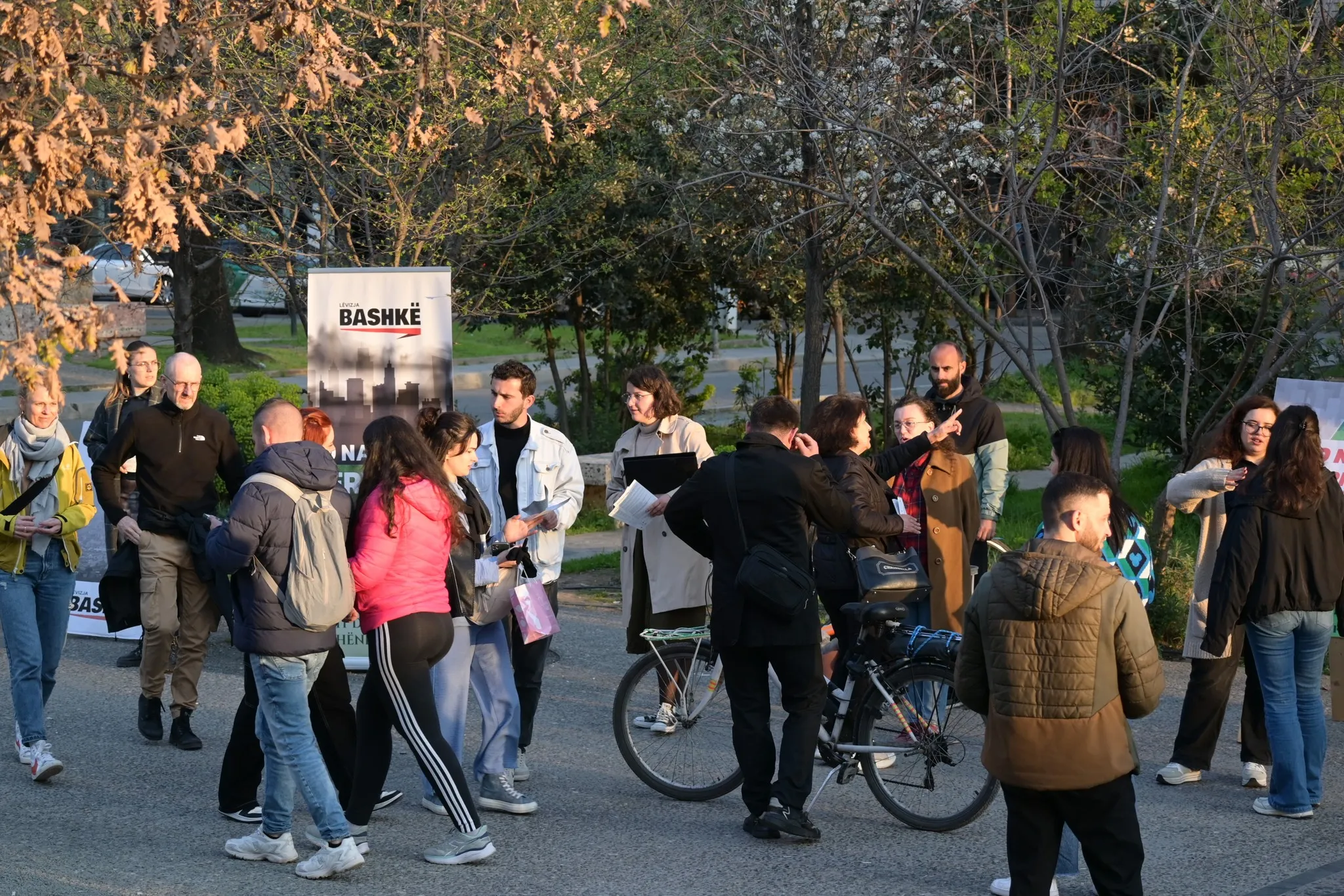 Aktivistët e Lëvizjes Bashkë në terren duke folur me qytetaret rreth peticionit kundër ndotjes së ajrit