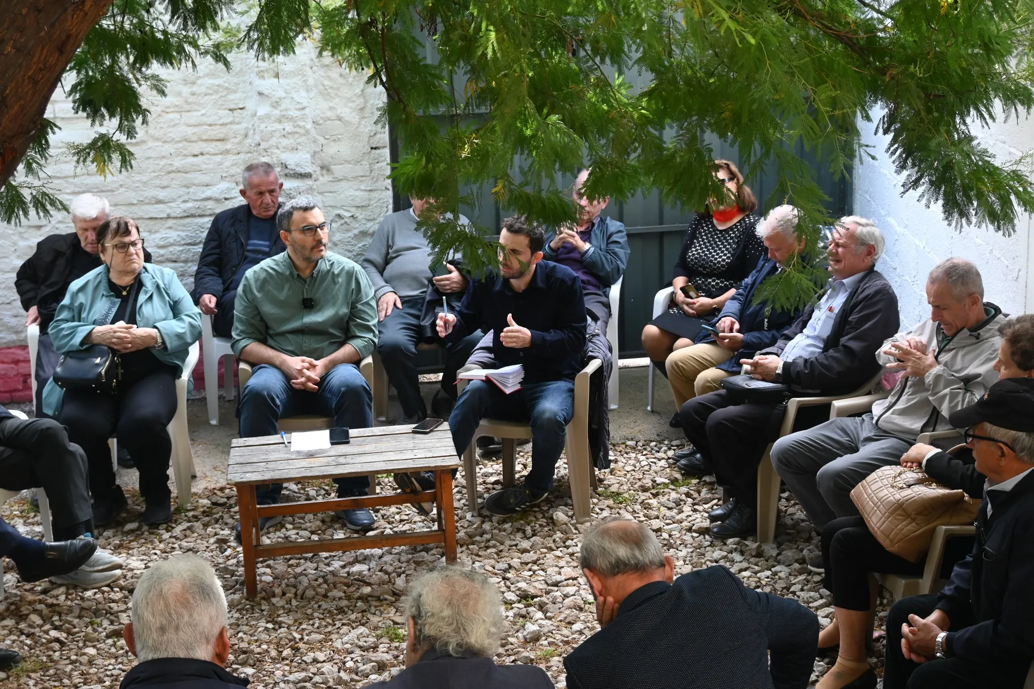 Foto nga takimi me pensionistët në oborrin e Logut të Shkëndijës