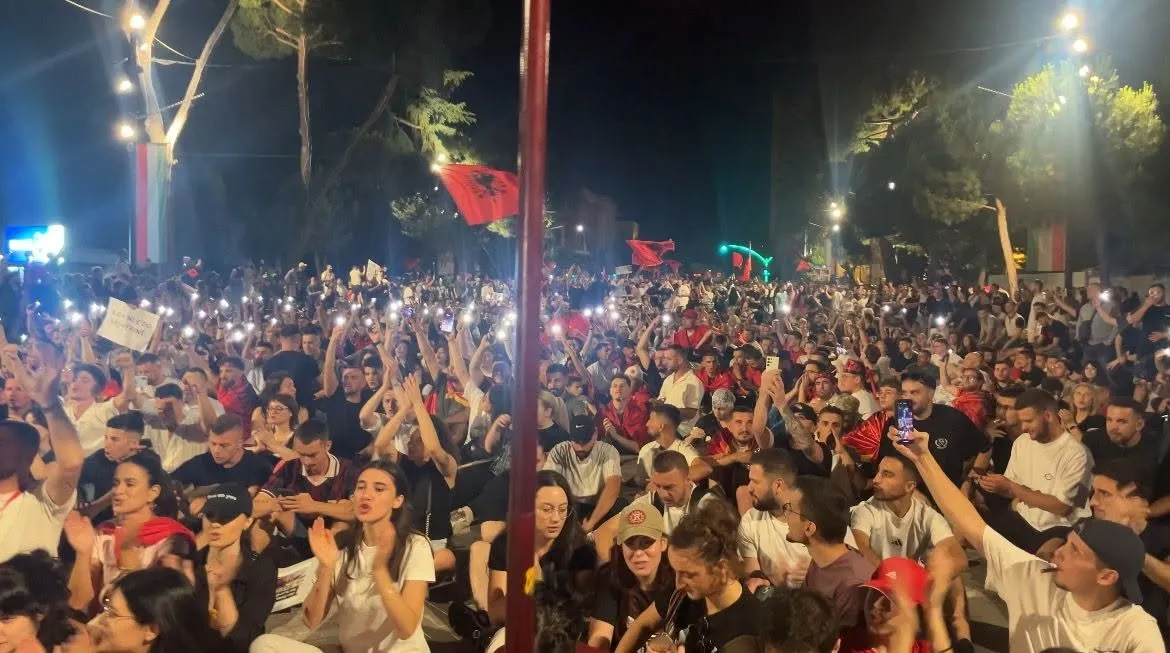 ALBANIA IS NOT FOR SALE - banderolë nga protestat e Revolucionit të Flamingove
