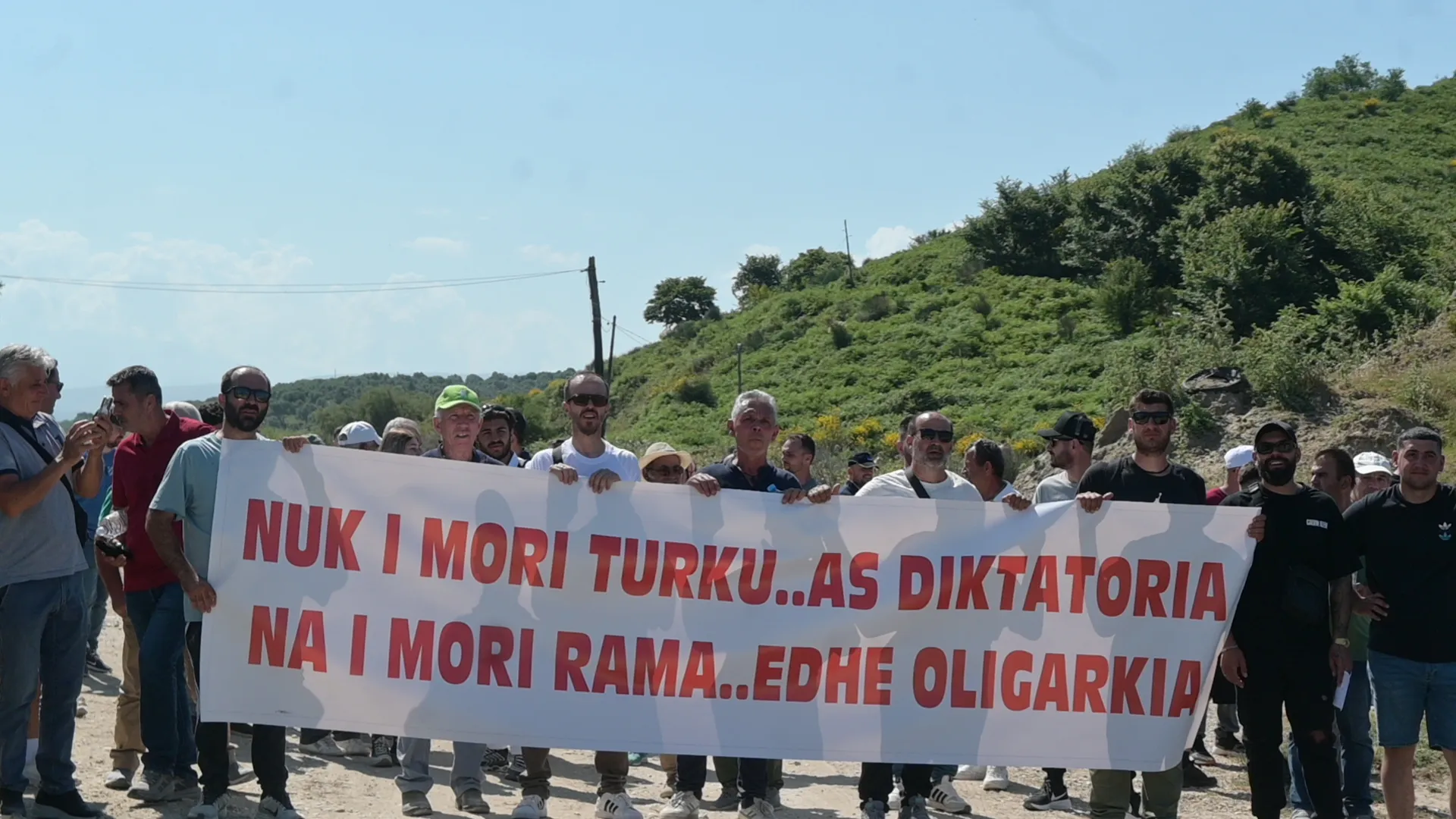 Parullë nga protesta e banorëve të Zvërnecit: Nuk i mori turku, as diktatoria, na i mori Rama edhe oligarkia!