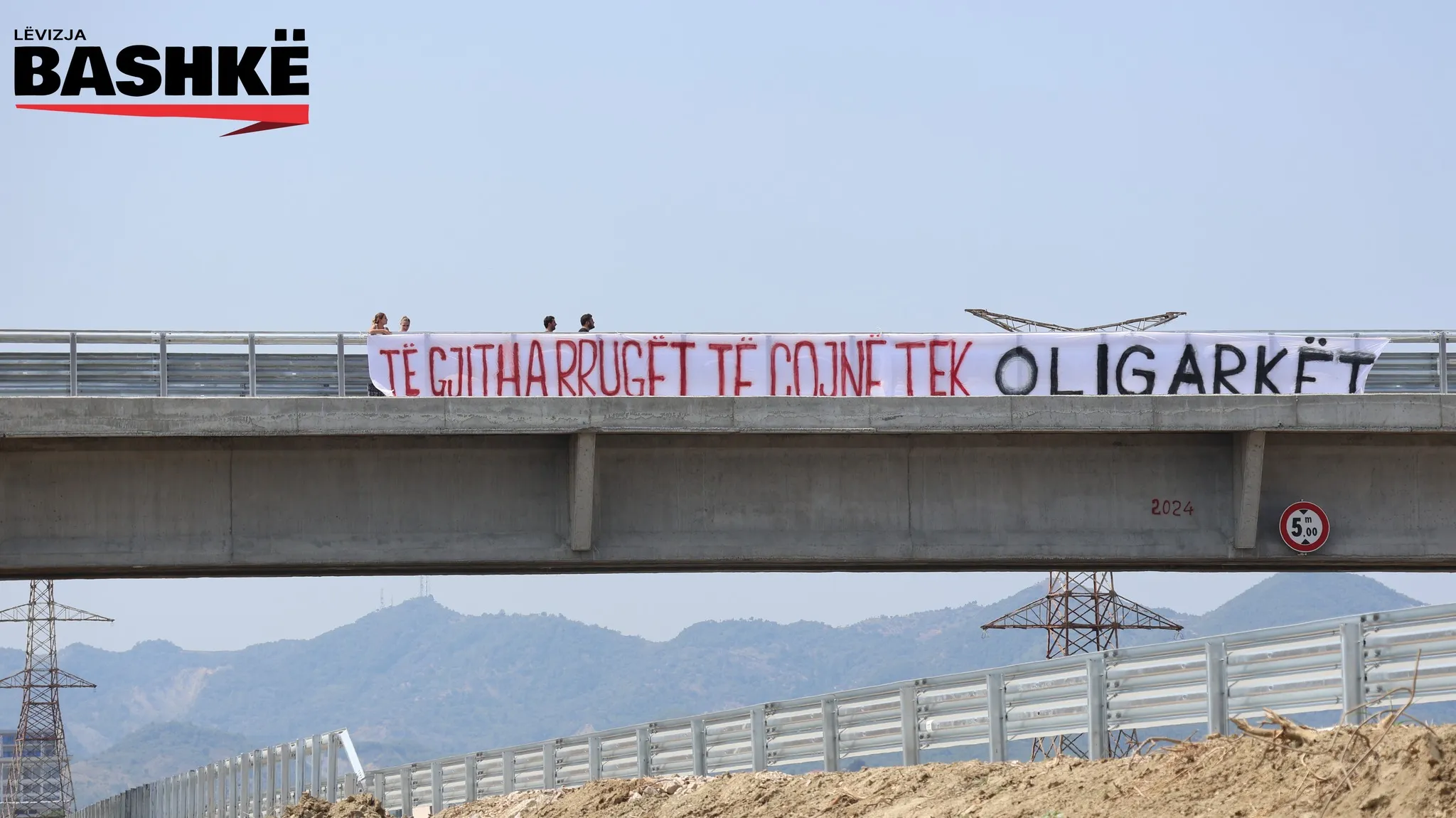 Baner 'TË GJITHA RRUGËT TË ÇOJNË TEK OLIGARKËT'