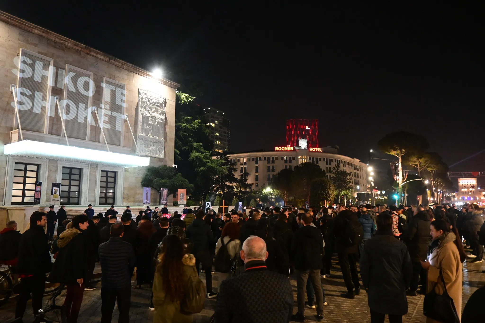 Pamje nga protesta e Lëvizjes BASHKË para kryeministrisë për dorëheqjen e Edi Ramës. Në murin e kryeministrisë është projektuar parrulla SHKO TE SHOKËT