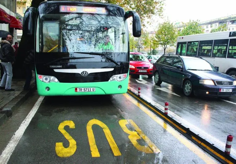 Autobus i linjës së unazës duke pritur në stacion
