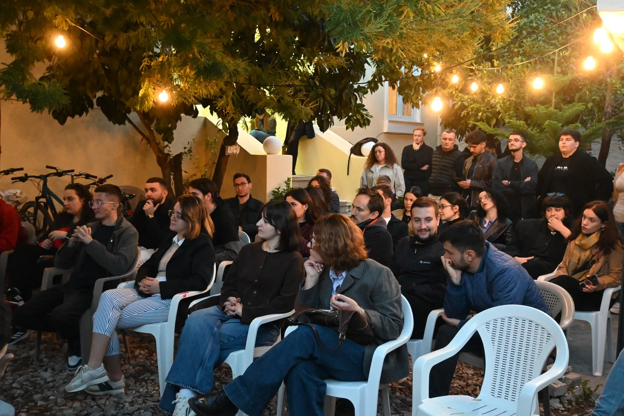 Pamje nga takimi me të rinjtë në selinë e Lëvizjes Bashkë