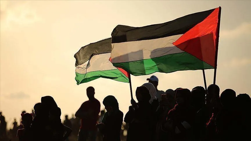 Banorë të Gazas duke valëvitur 2 flamuj palestinezë