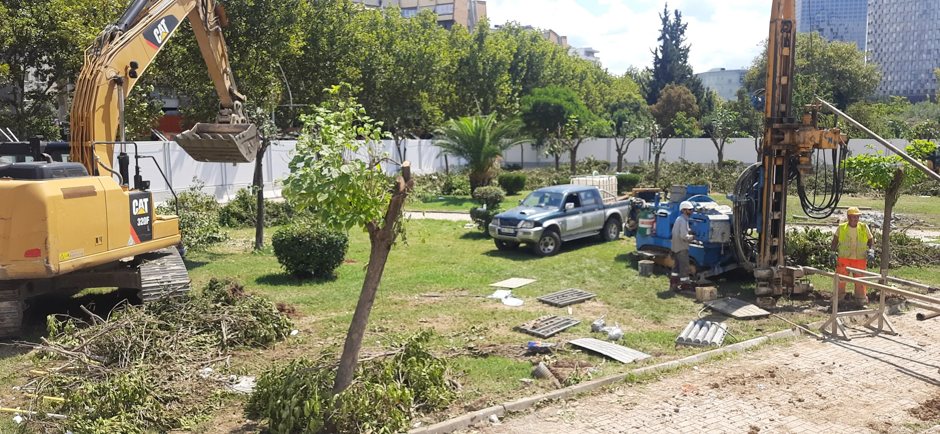 Mjete te renda pune duke shkatrruar parkun afer qendres se qytetit