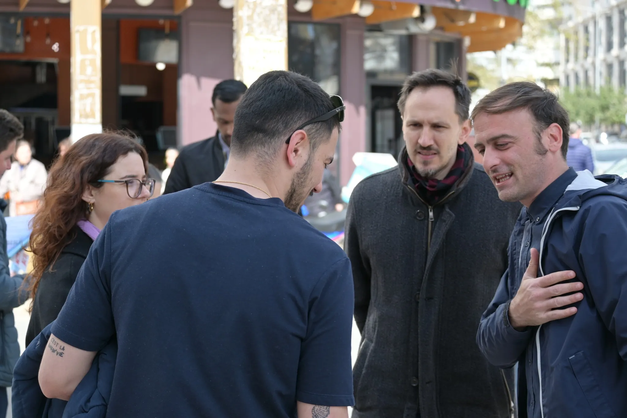 Aktivistë të Lëvizjes BASHKË në Durrës duke biseduar me qytetarët