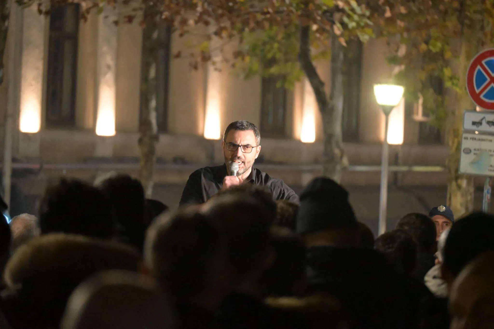 Arlind Qori gjatë një prej protestave të Levizjes BASHKË para parlamentit