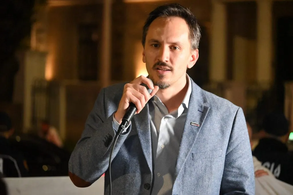 Redi Muçi gjatë një prej protestave të Levizjes BASHKË para parlamentit