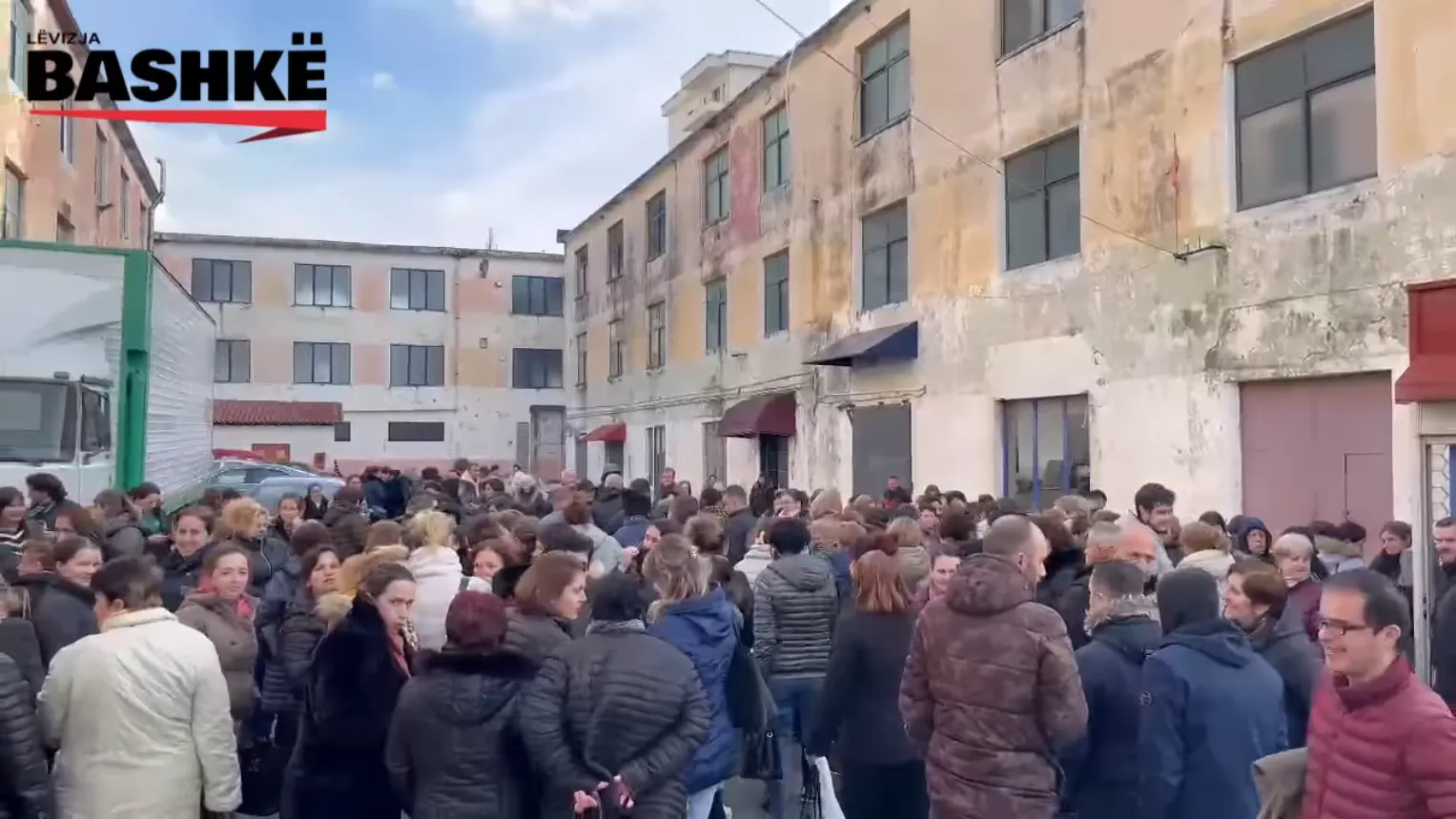 Pamje nga protesta e tetë para kryeministrisë për pensione dinjitoze dhe minimum jetik.