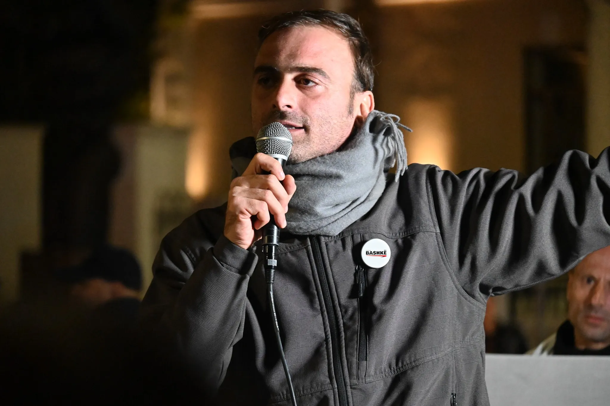 Artan Kacani gjatë një prej protestave të Levizjes BASHKË para parlamentit