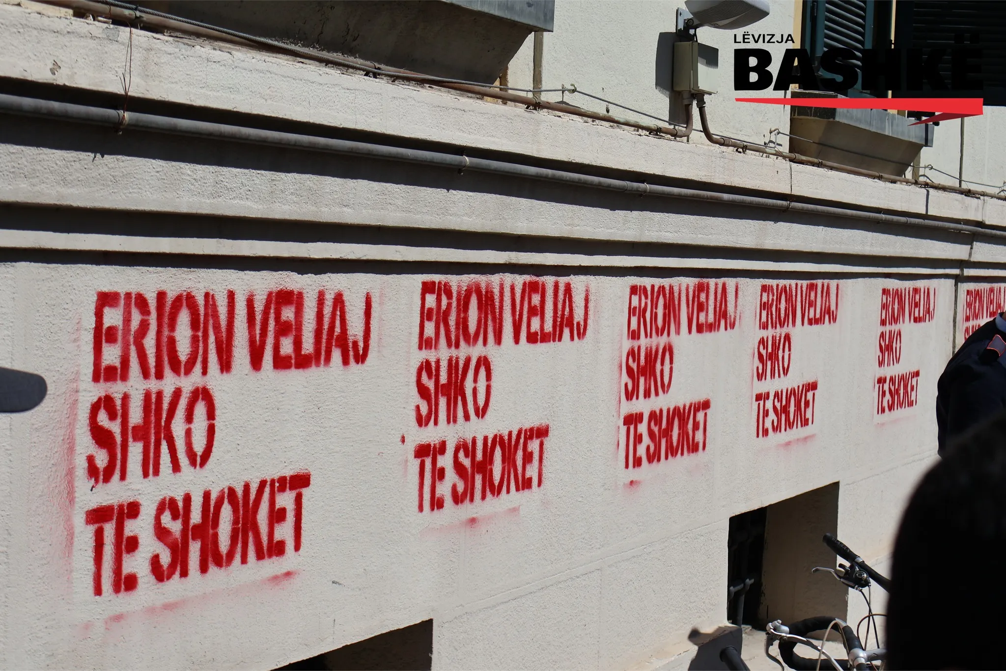 Rezultat nga aksioni i aktivistëve të Lëvizjes, shkrim i kuq në muret e Bashkisë Tiranë 'Erion Veliaj shko te shokët'