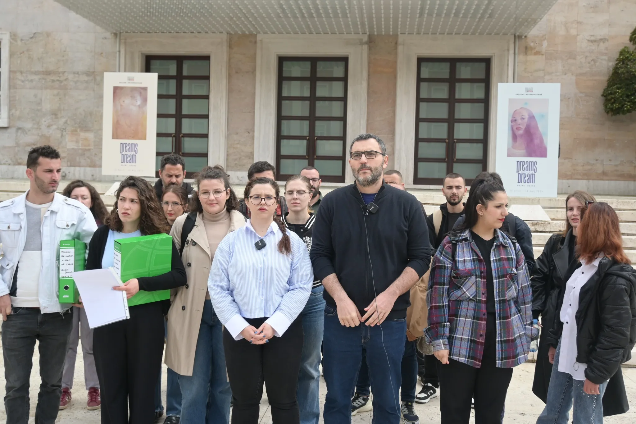 Aktivistët e Lëvizjes Bashkë përpara godinës së Këshillit të Ministrave, gjatë dorëzimit të firmave të peticionit kunder ndotjes së ajrit