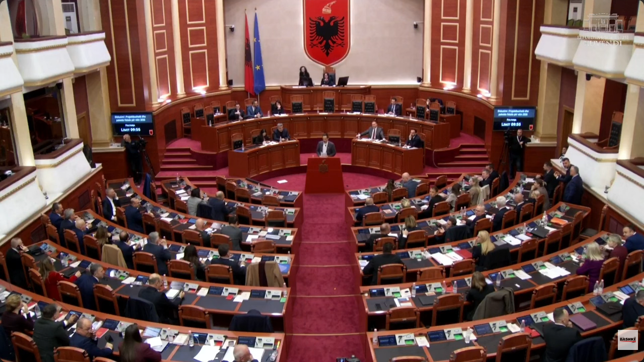 Kuvendi i Shqipërisë dhe Redi Muçi ne foltore duke mbajtur fjalim për projektbuxhetin 2026