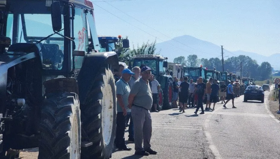 Varg me traktore qe jane ne shenje proteste