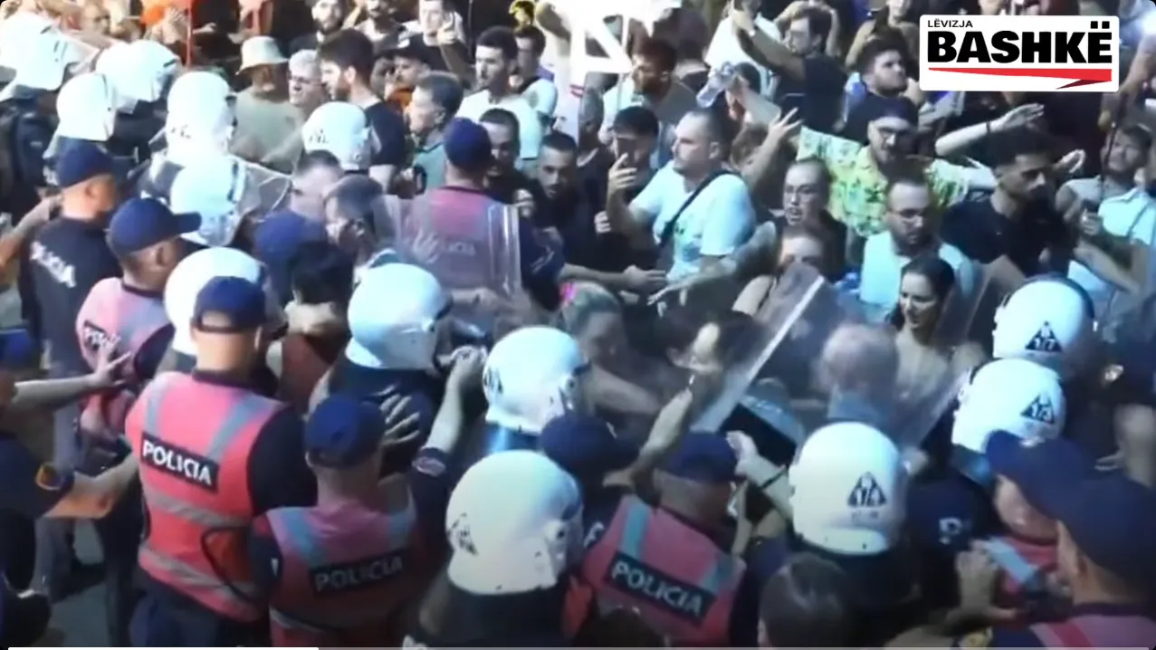Banderola e shpalosur nga tarraca e një pallati me shrkimin 'EDI RAMA FUCK YE'