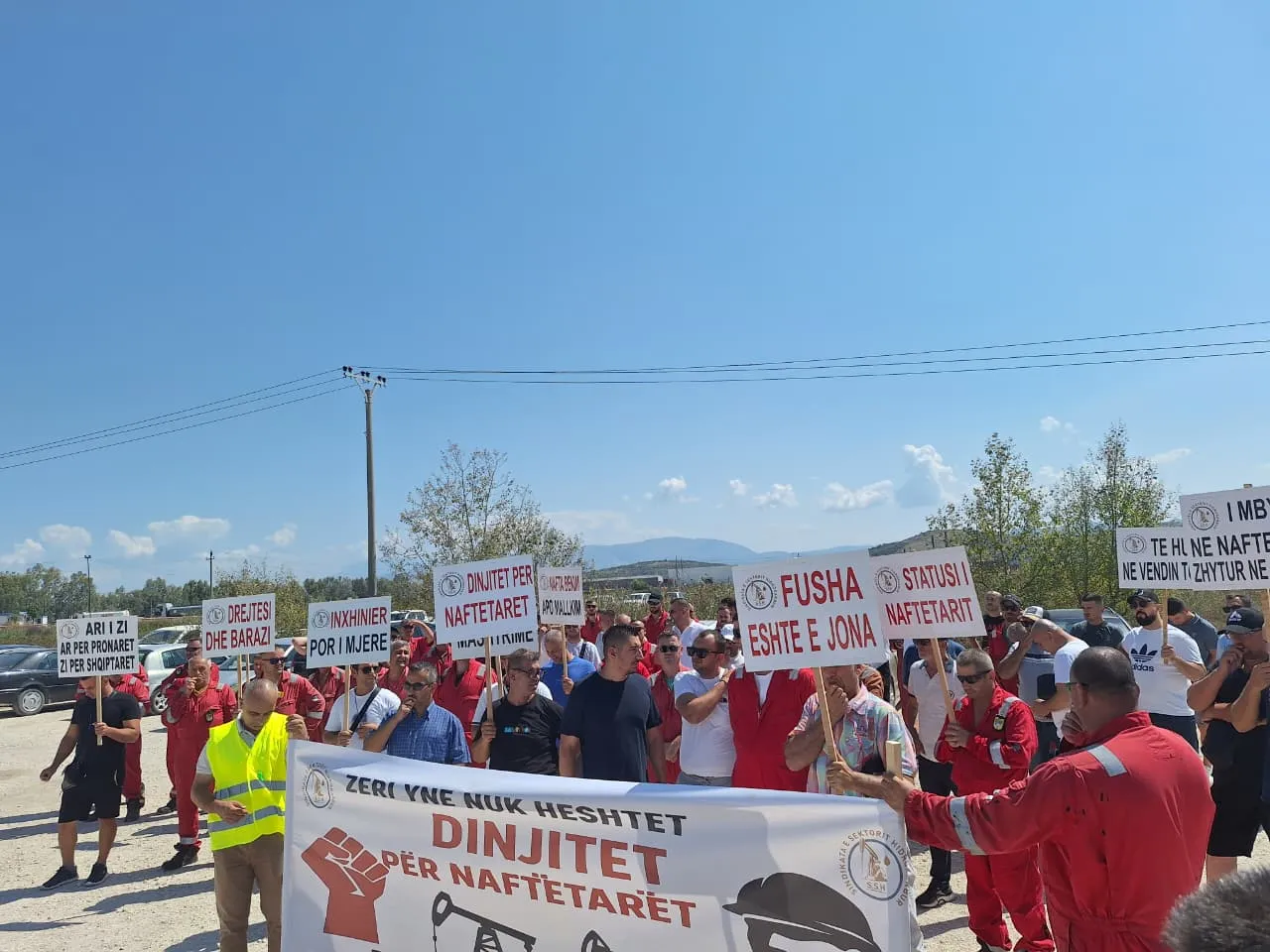 Naftetarët në protestë, me pankarta dhe nje banderole qe shkruan 'ZËRI ZNË NUK HESHTET. DINJITET PËR NAFTËTARËT'